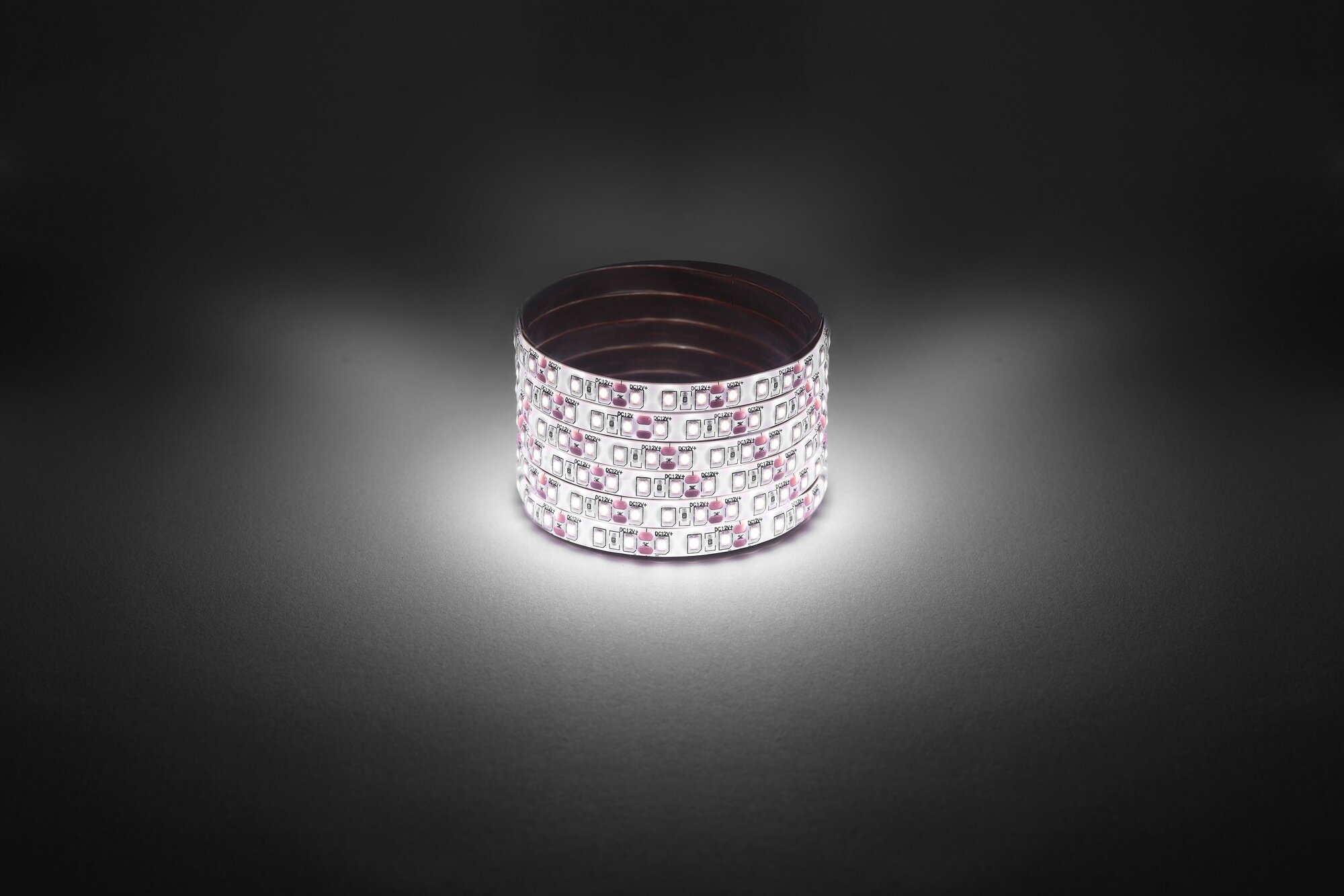 фото Светодиодная лента ЭРА LS2835 -9,6-120-12-4000K-IP65-1 year-5м 9,6Вт 12В 60LED дневной белый свет