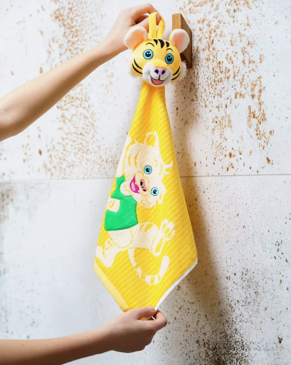 фото Детское полотенце для рук и лица с игрушкой тигр желтое