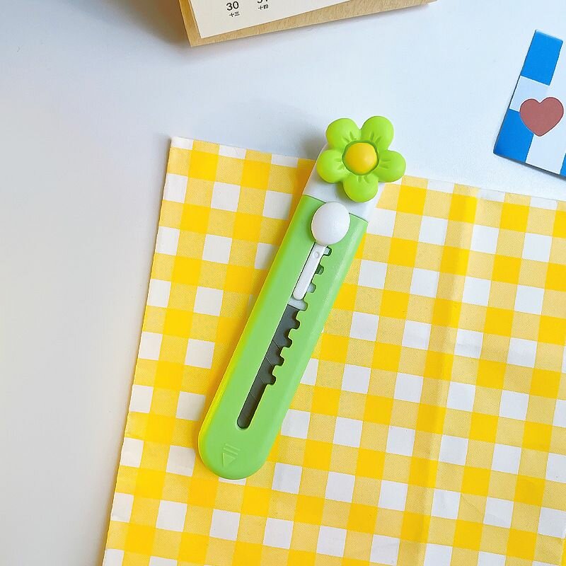 Нож канцелярский с зажимом "Цветочек", 9 мм, цвет зеленый