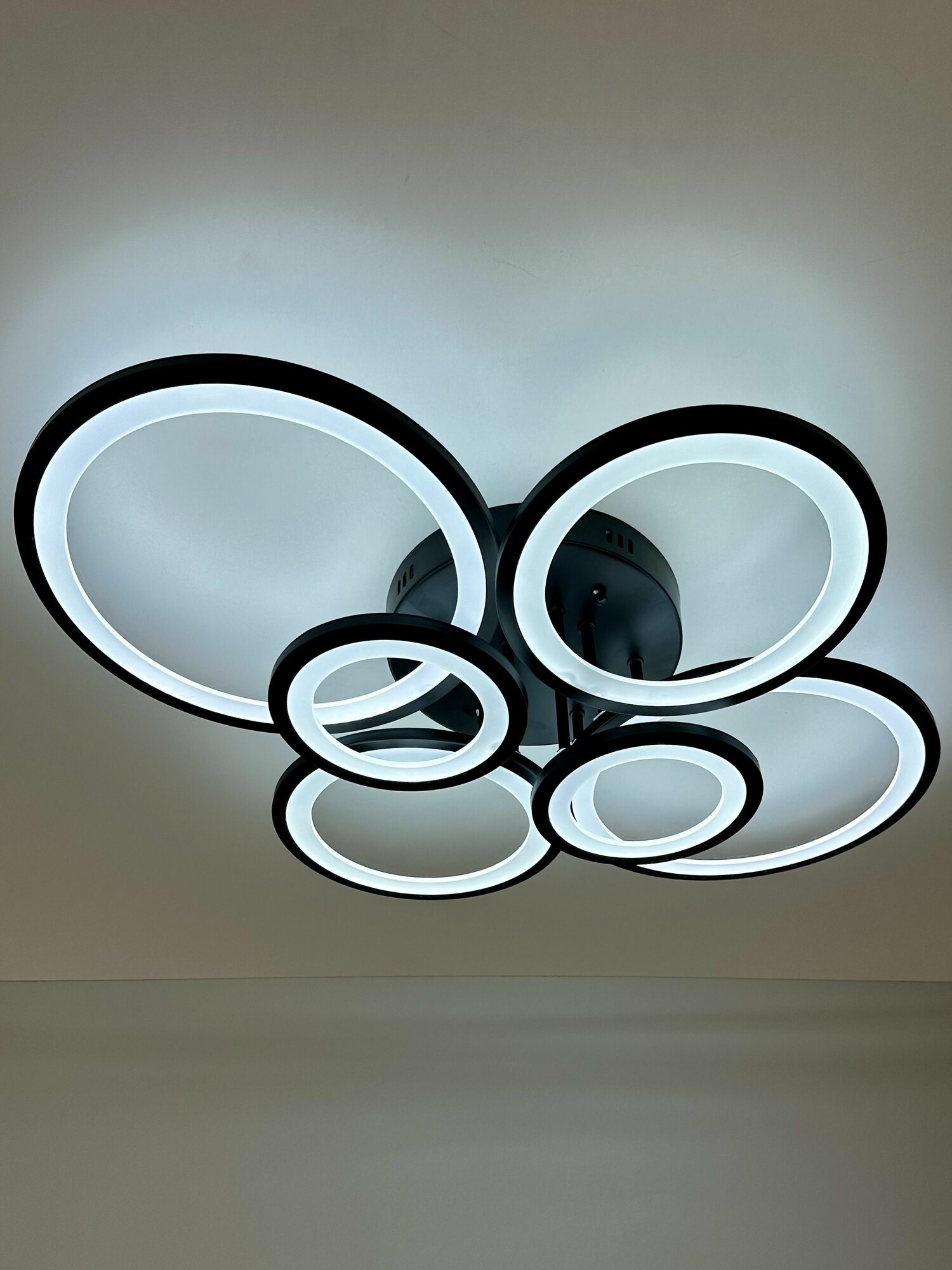 фото Люстра потолочная светодиодная в цвете хром Свет Столицы с пультом управления, комнатное освещение до 12 кв. м. LED 42W