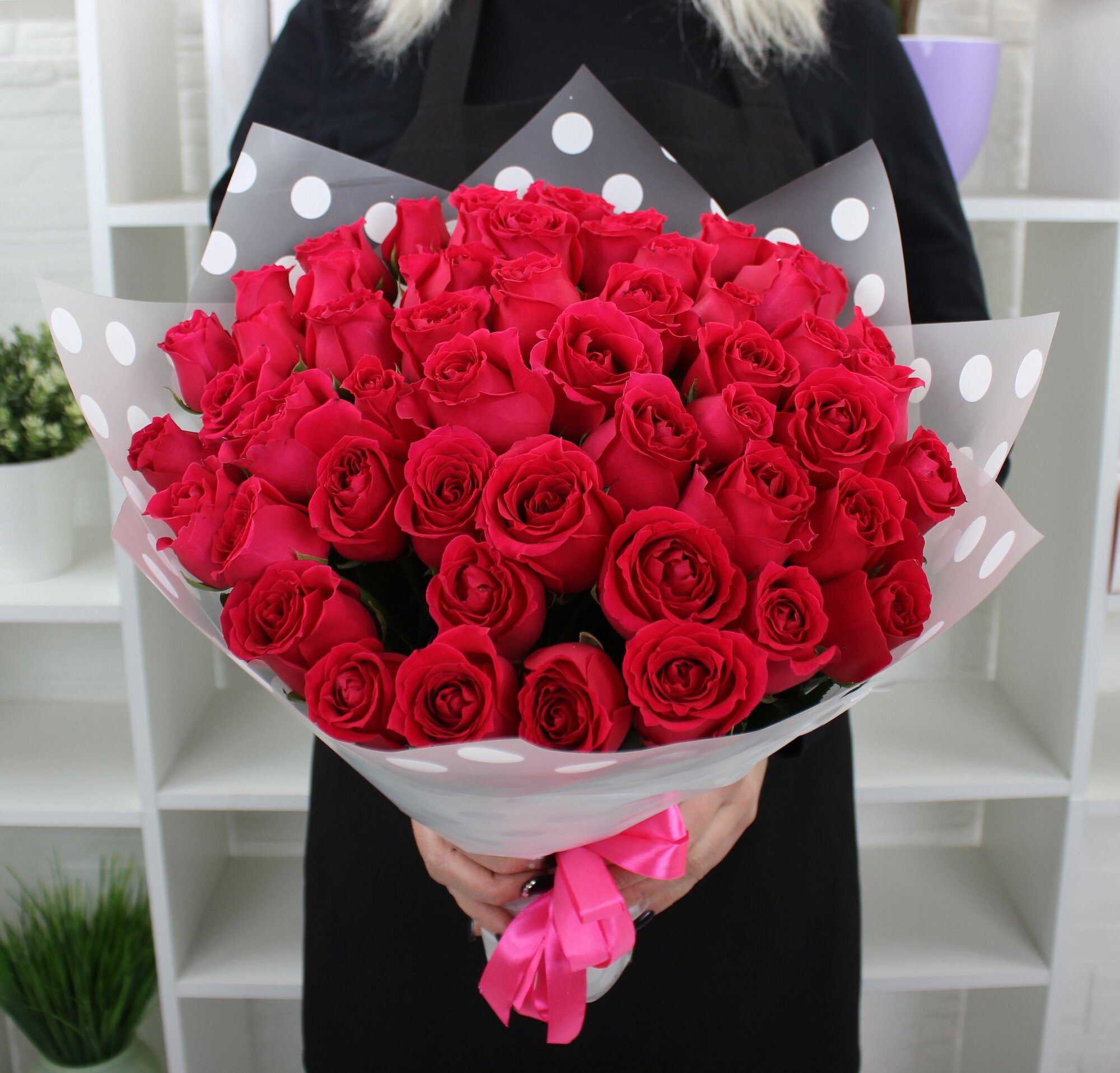 Монобукет THE FLOREAL 51 роза высота 40 см в аквабоксе с бантом
