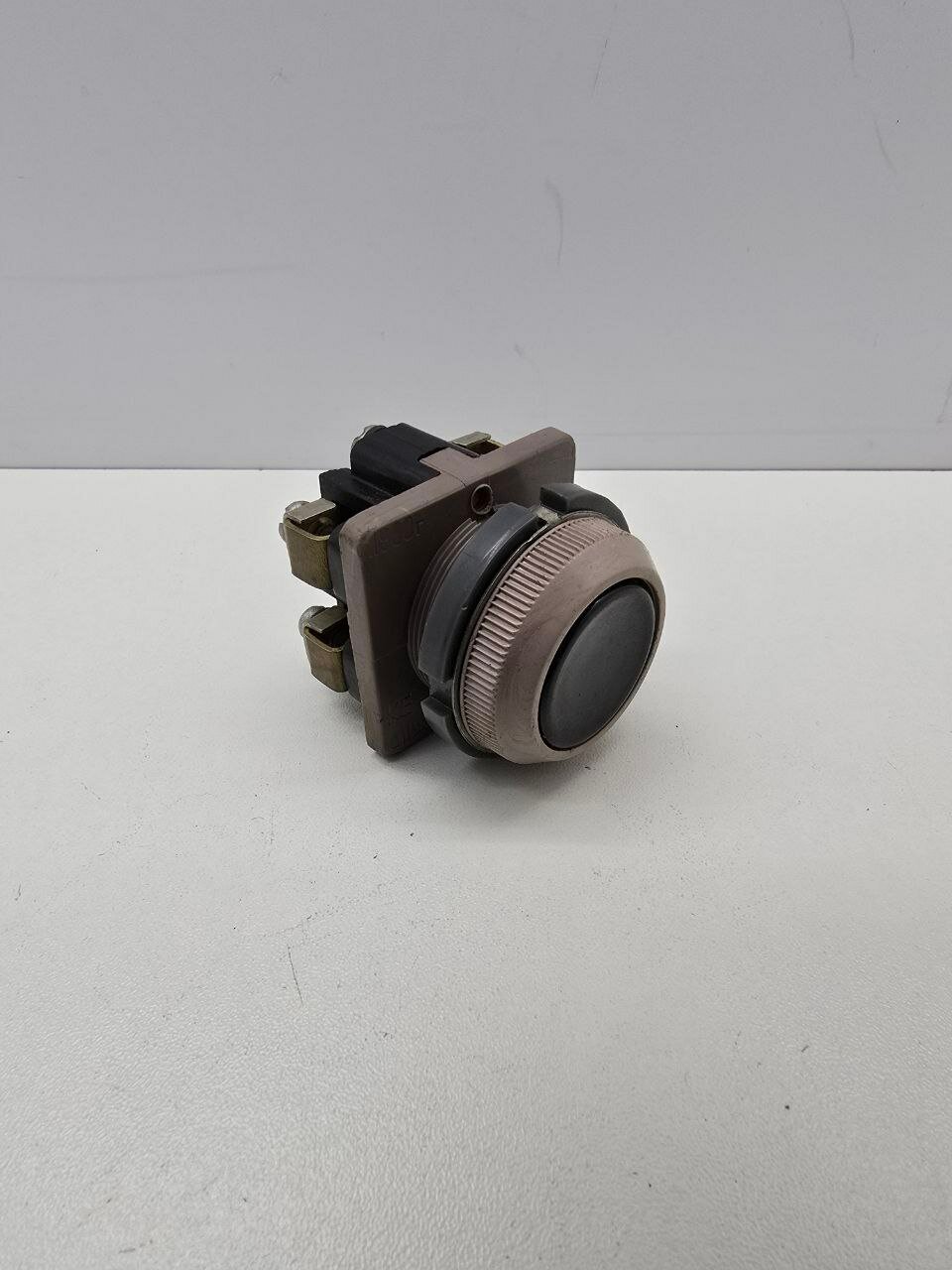 КЕ-011 У3 исп.3, черный, 1з+1р, цилиндр, IP40, 10А, 660В, выключатель кнопочный