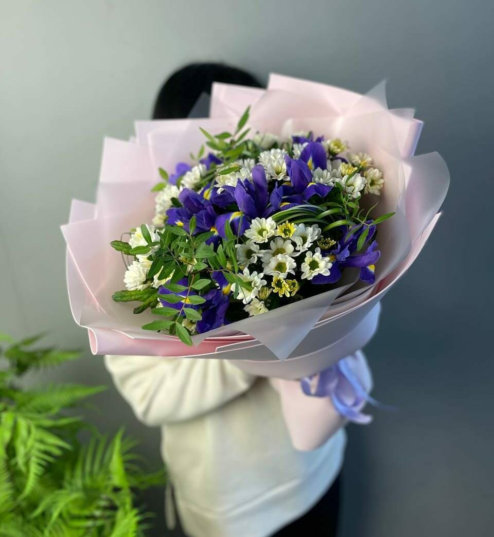 Букет живых цветов Ирис 7 шт Сантини 6 шт. Самшит 4 ветки Берграс 05 пучка упаковка фоамиран.