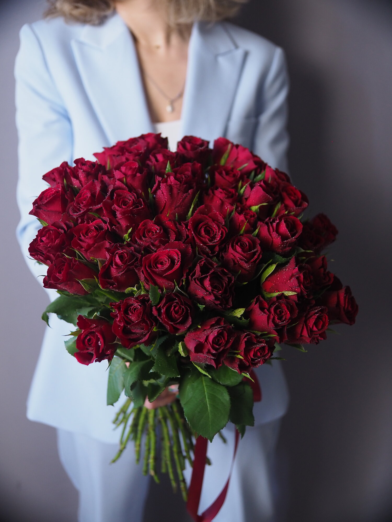 Букет живых цветов из 41 розы темно красного цвета высотой 40 см