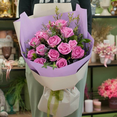 Изображение товара Букет цветов "Ливьера", розы, листья салала и ветви эвкалипта, 15 цветов, высота 60 см