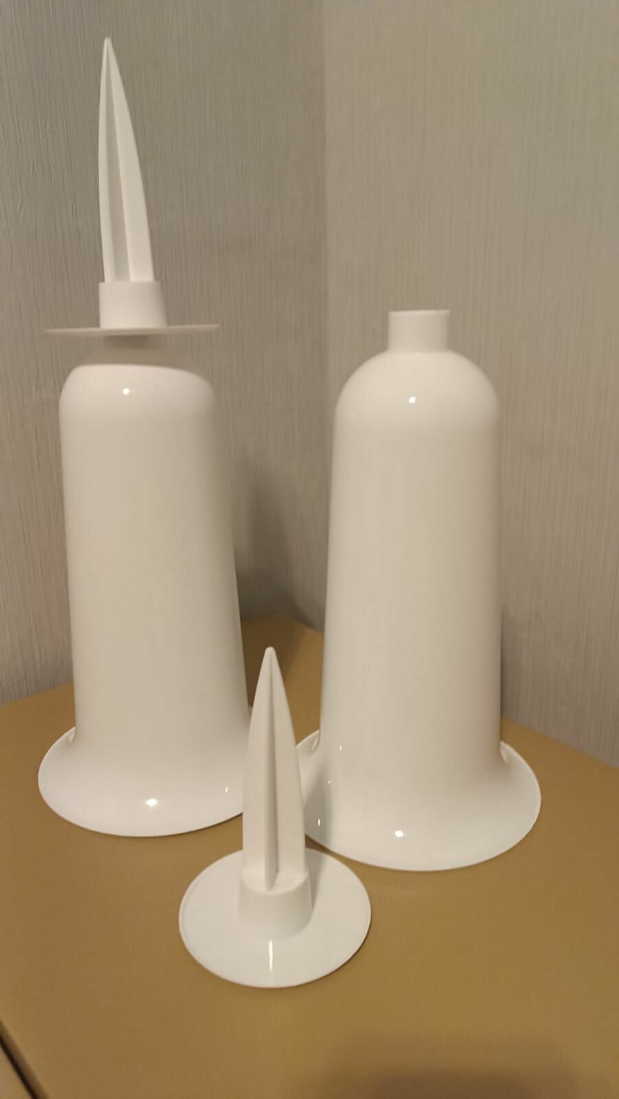 фото Ваза с колышком для цветов пластиковая на кладбище, 37 см