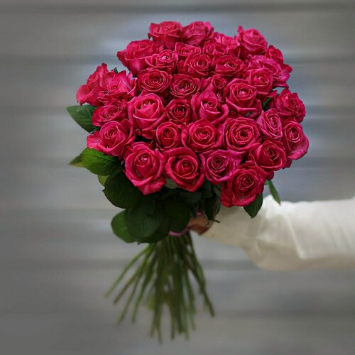 Изображение товара Букет живых цветов из 35 малиновых роз (Россия) с лентой 60 см
