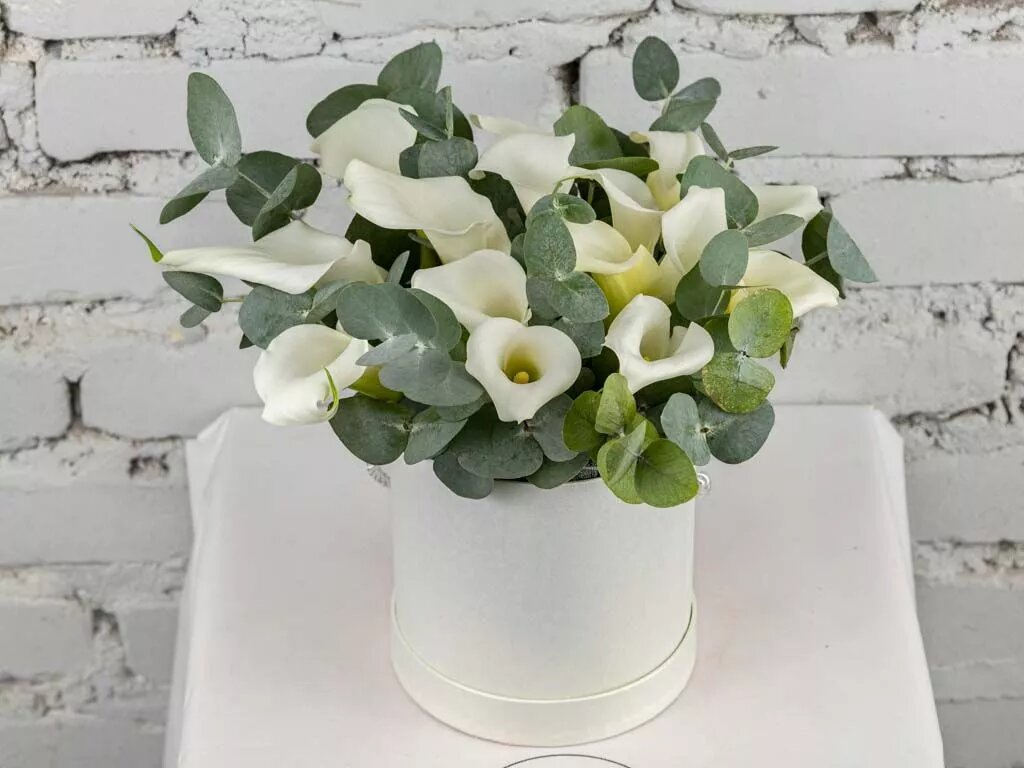 Композиция 15 белых калл в шляпной коробке