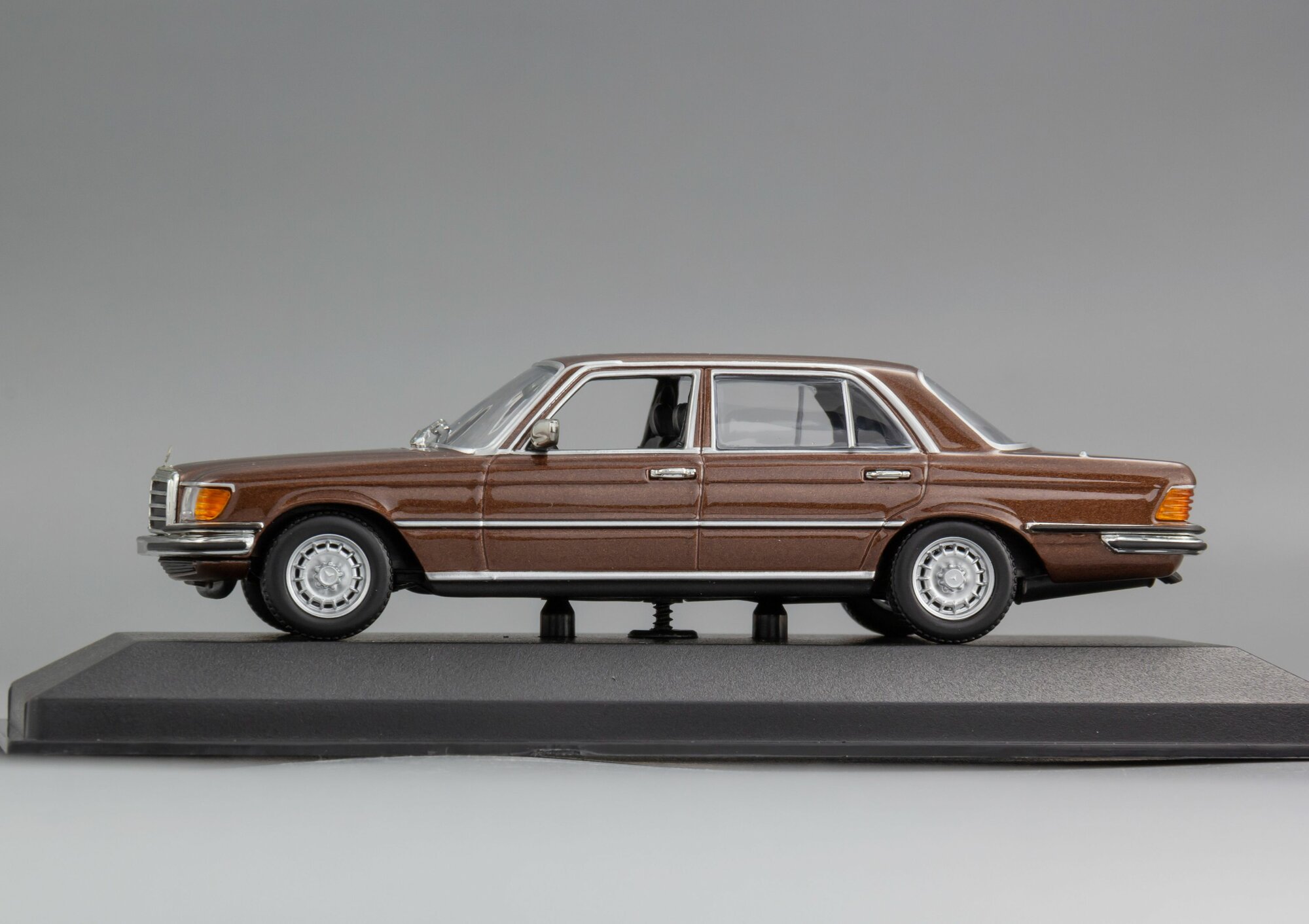 Коллекционная масштабная модель 1:43 Mercedes-Benz 450 SEL 6.9 - 1972 от Maxichamps — фото 1