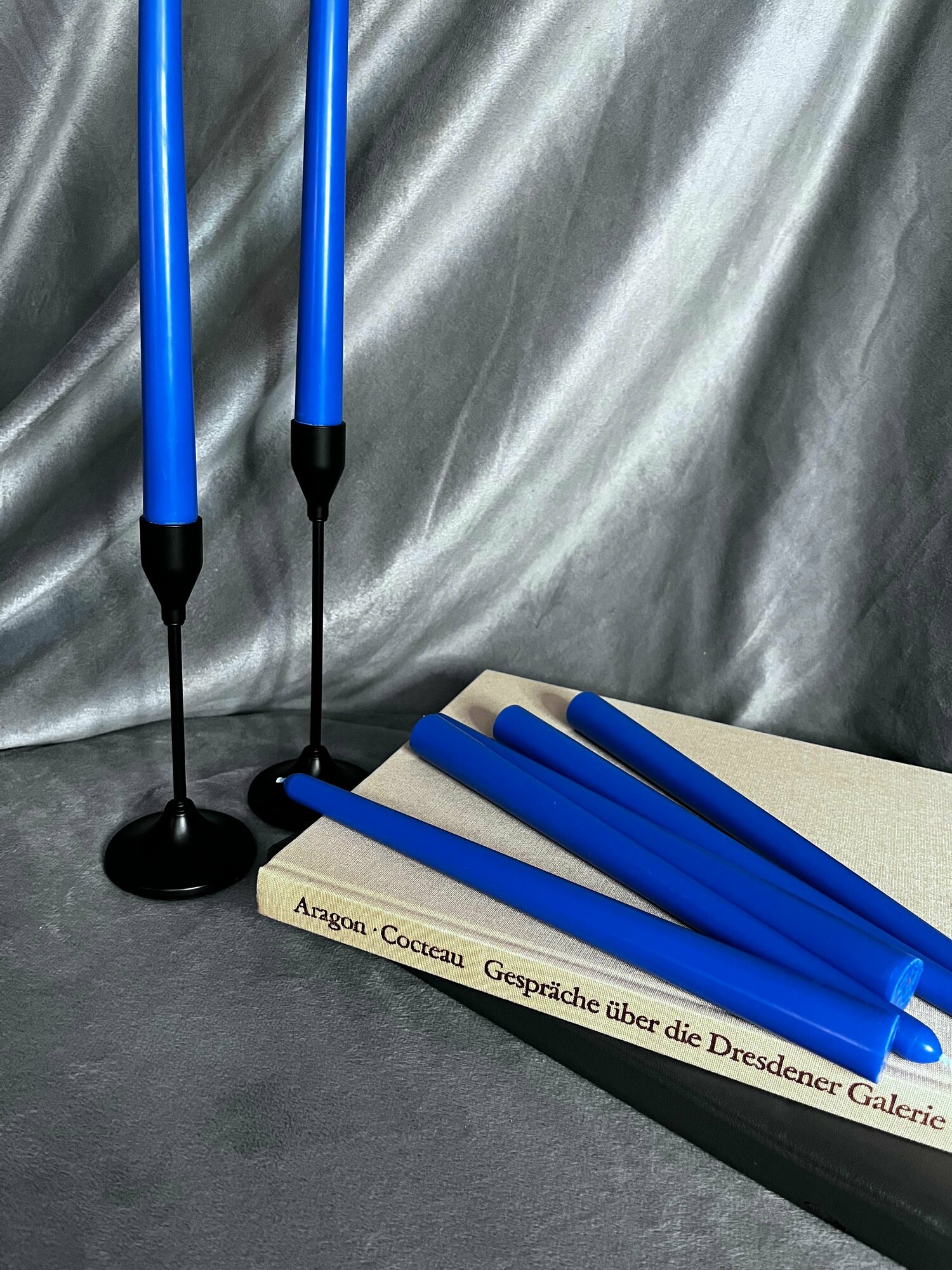 Набор столовых конических свечей "Thursday" (25.5x2.2 см, 3 шт.) ручной работы. Декоративные свечи синего цвета.