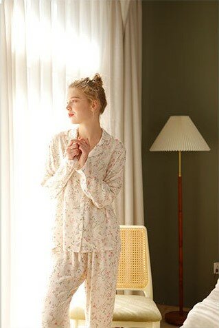 Домашний костюм-пижама шелковая женская с брюками и рубашкой - фотография № 4