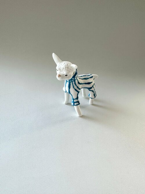 Коллекционная статуэтка - подвес - ёлочная игрушка альпака в белом свитере в голубую полоску и со съемным вязанном шарфике из английского костяного фарфора ручной работы