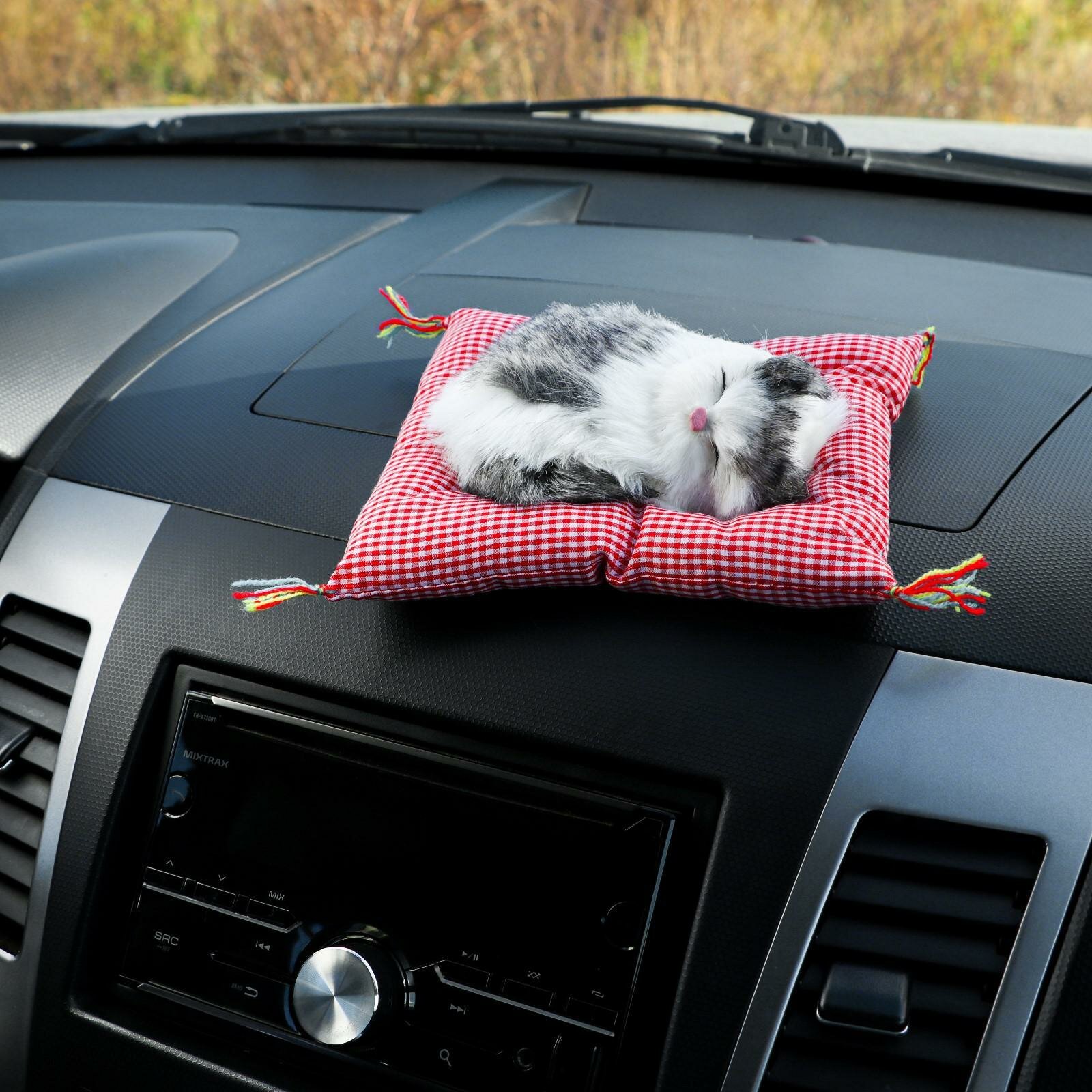 Игрушка на панель авто кошка на подушке бело-серый окрас