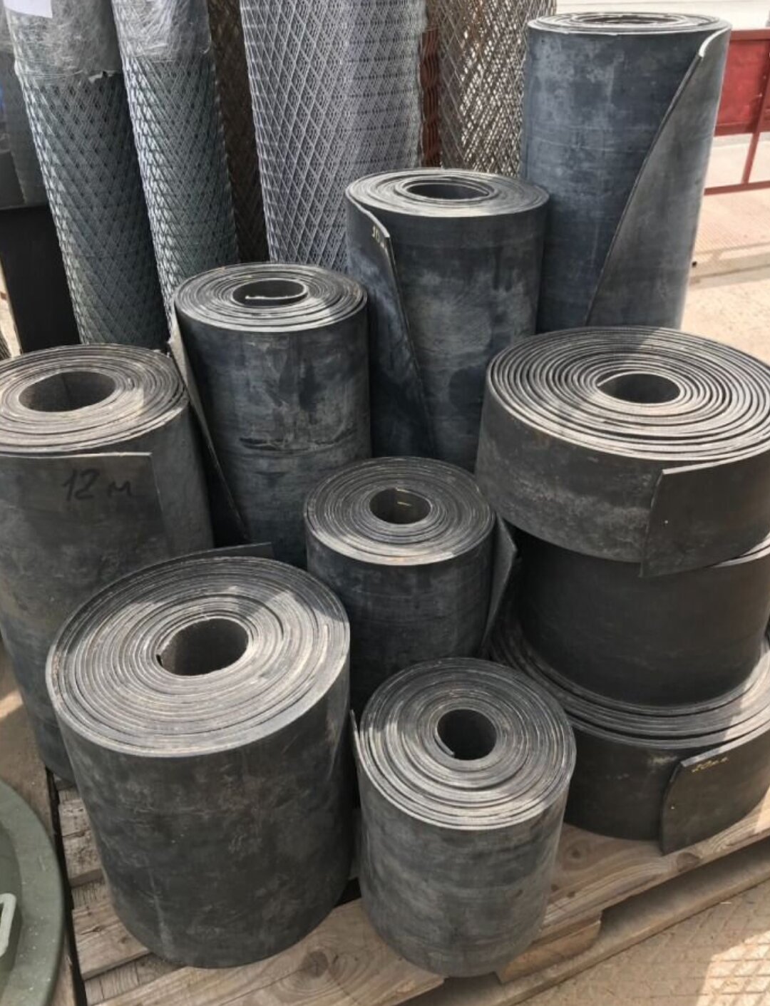 фото Транспортëрная, конвеерная, резиновая лента б/у , толщиной 4-6мм, шириной 100мм(10см) , длина 3000мм(3м/п) , под ворота (нащельник) и других целей.