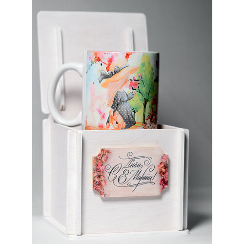Кружка 8 марта в деревянной коробке