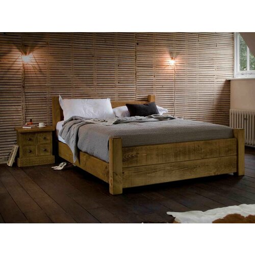 Односпальная кровать из дерева 