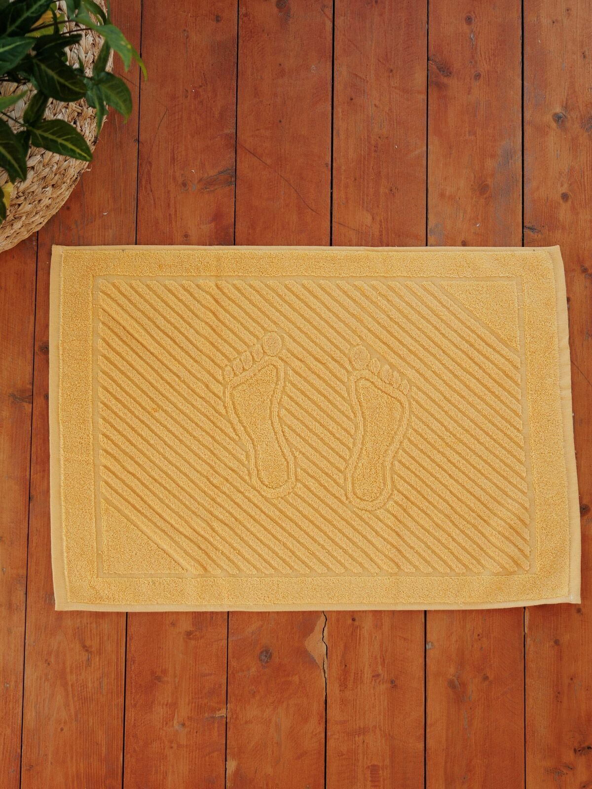 фото Полотенце махровое для ног 50х70, коврик для ванной на пол в баню