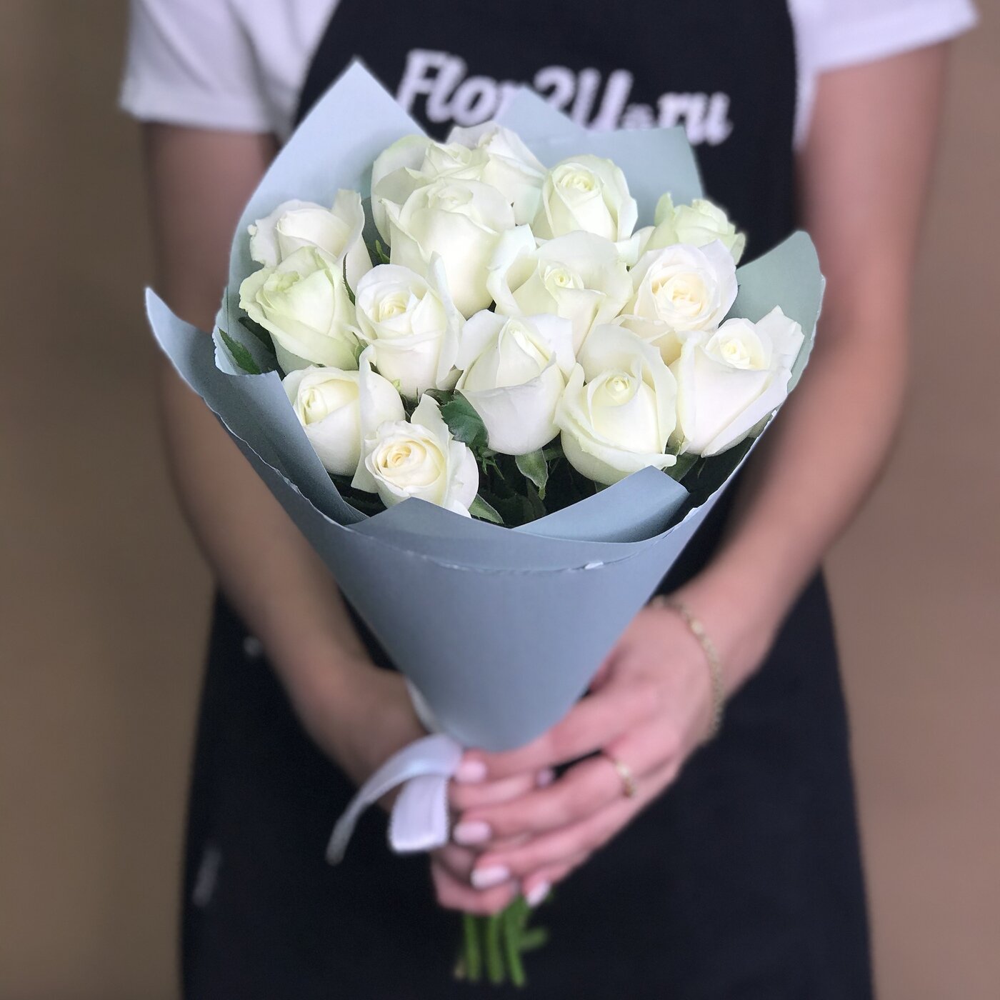Цветы живые букет из 15 белых роз 40 см в упаковке Flor2u