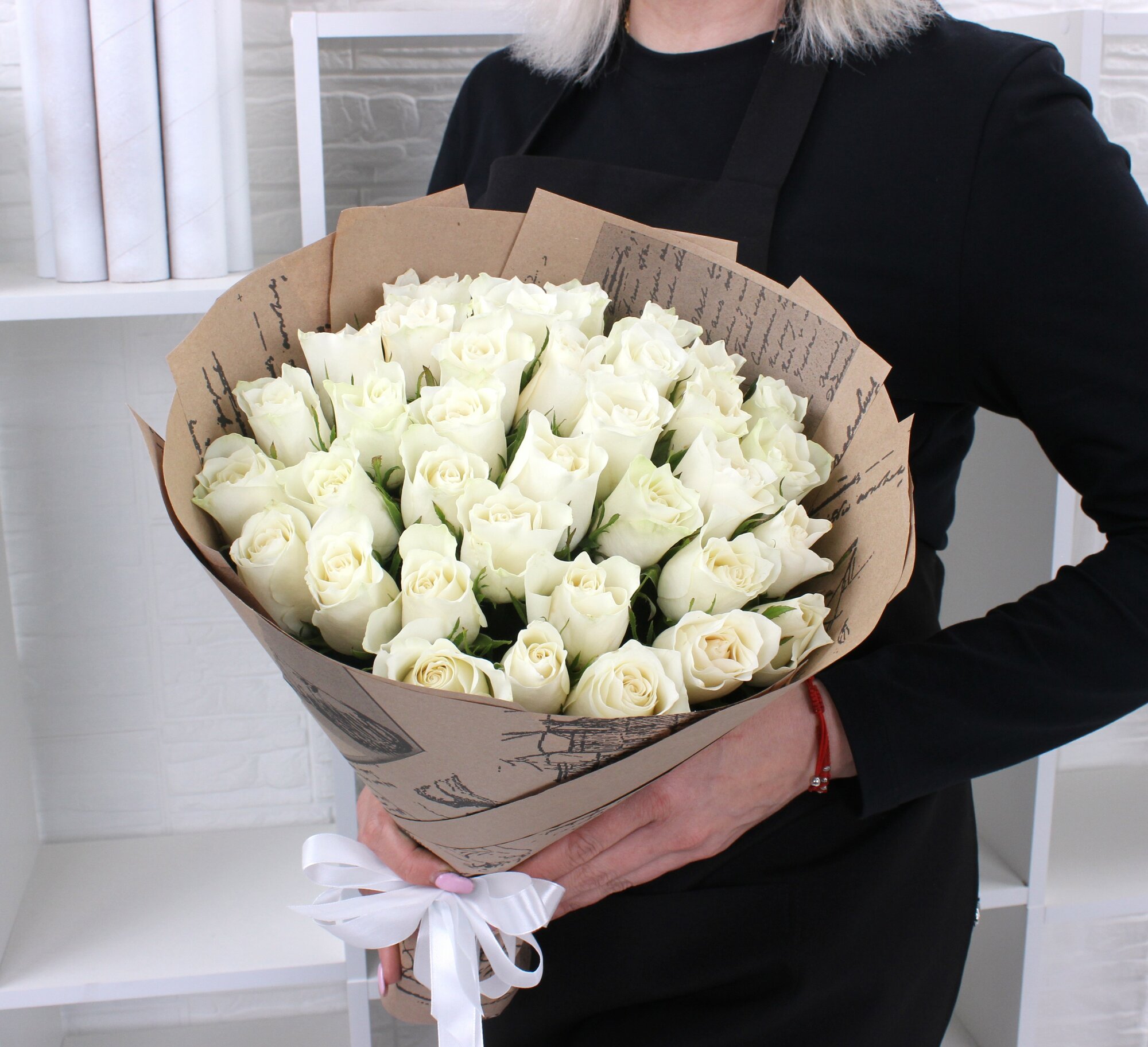 35 белых роз 40см