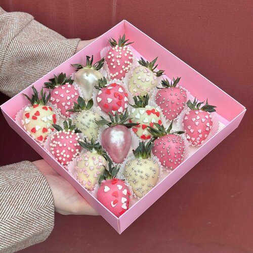 Клубника в белом и розовом бельгийском шоколаде шоколаде Искра 16-20 ягод В розовой коробке с прозрачной крышкой и атласной лентой 3290₽