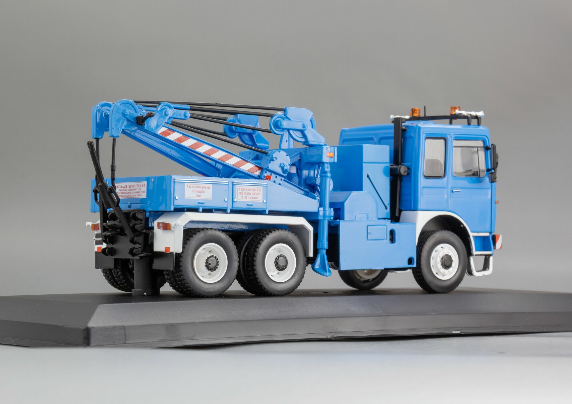 Коллекционная масштабная модель 1:43 MAN F 8 26.281 от IXO Models — фото 1
