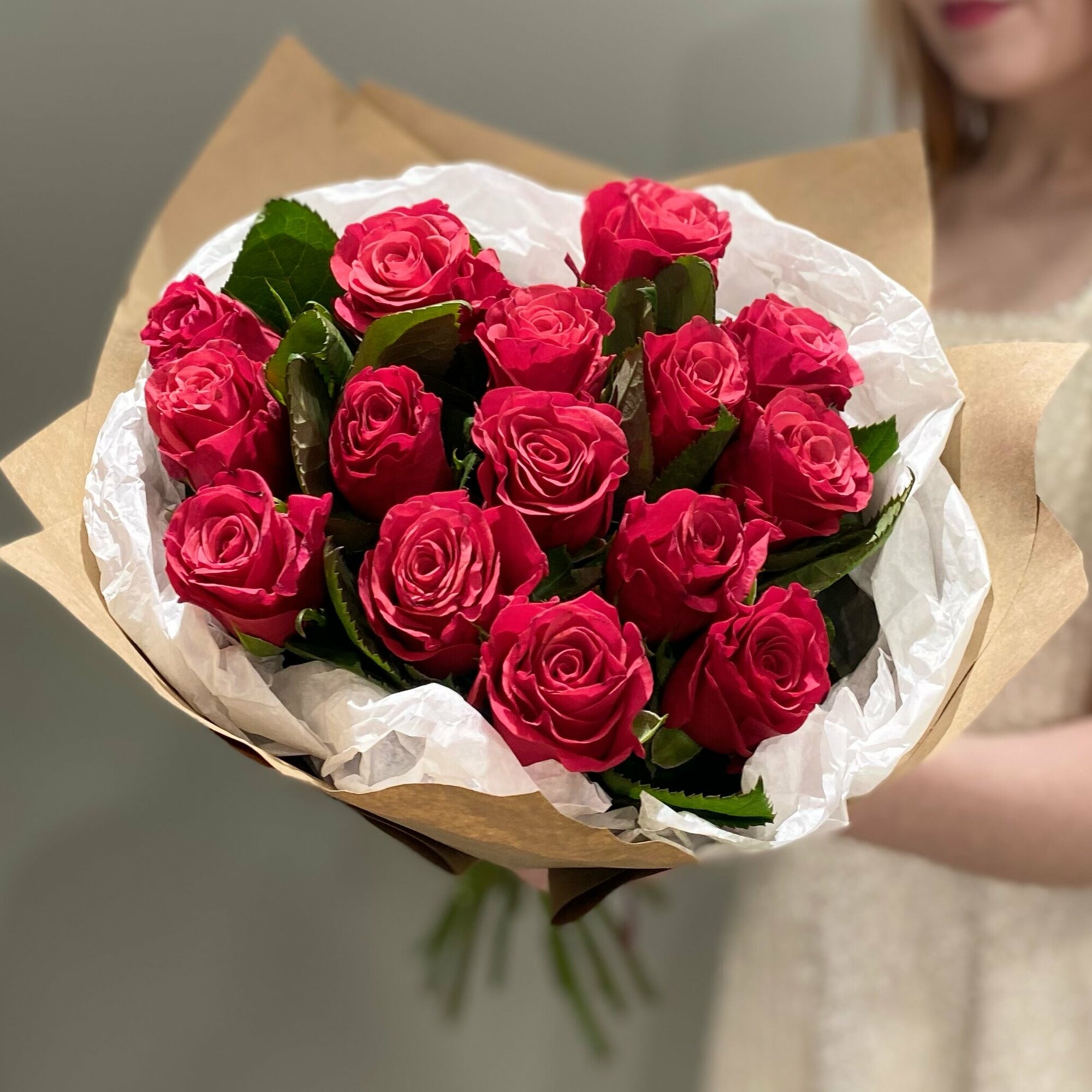 Малиновые розы в дизайнерской упаковке - 15 шт