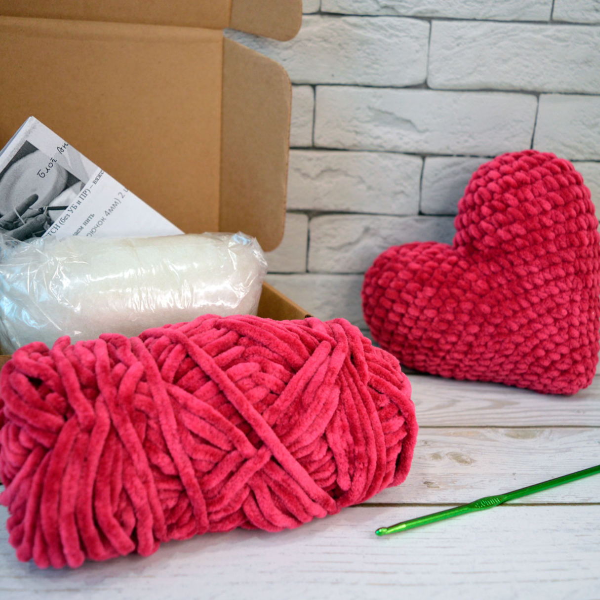 Набор для вязания игрушки из плюшевой пряжи сердце, вишневое