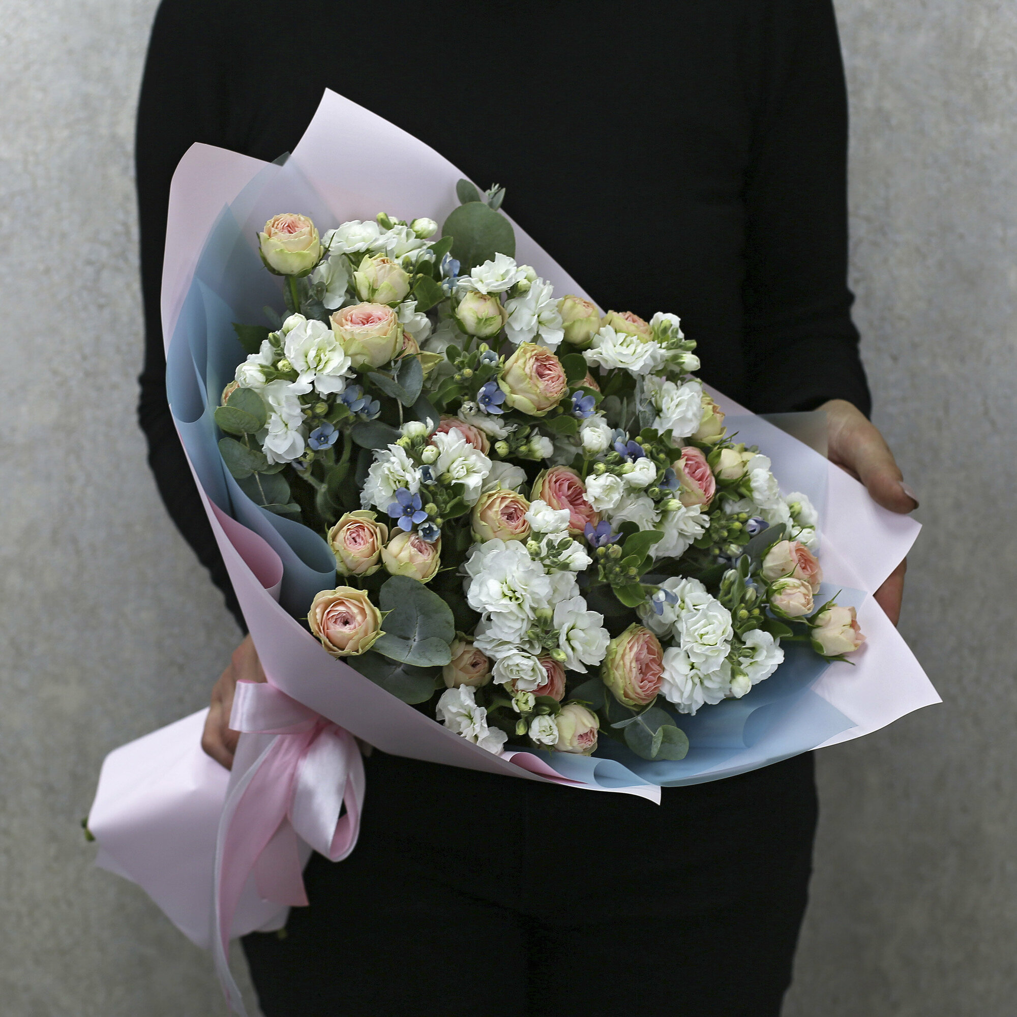 Цветы живые букет из кустовых роз и белой маттиолы в дизайнерской упаковке "Нежное прикосновение"
