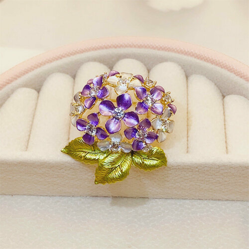 Брошь, эмаль, стразы, белый, зеленый, фиолетовый