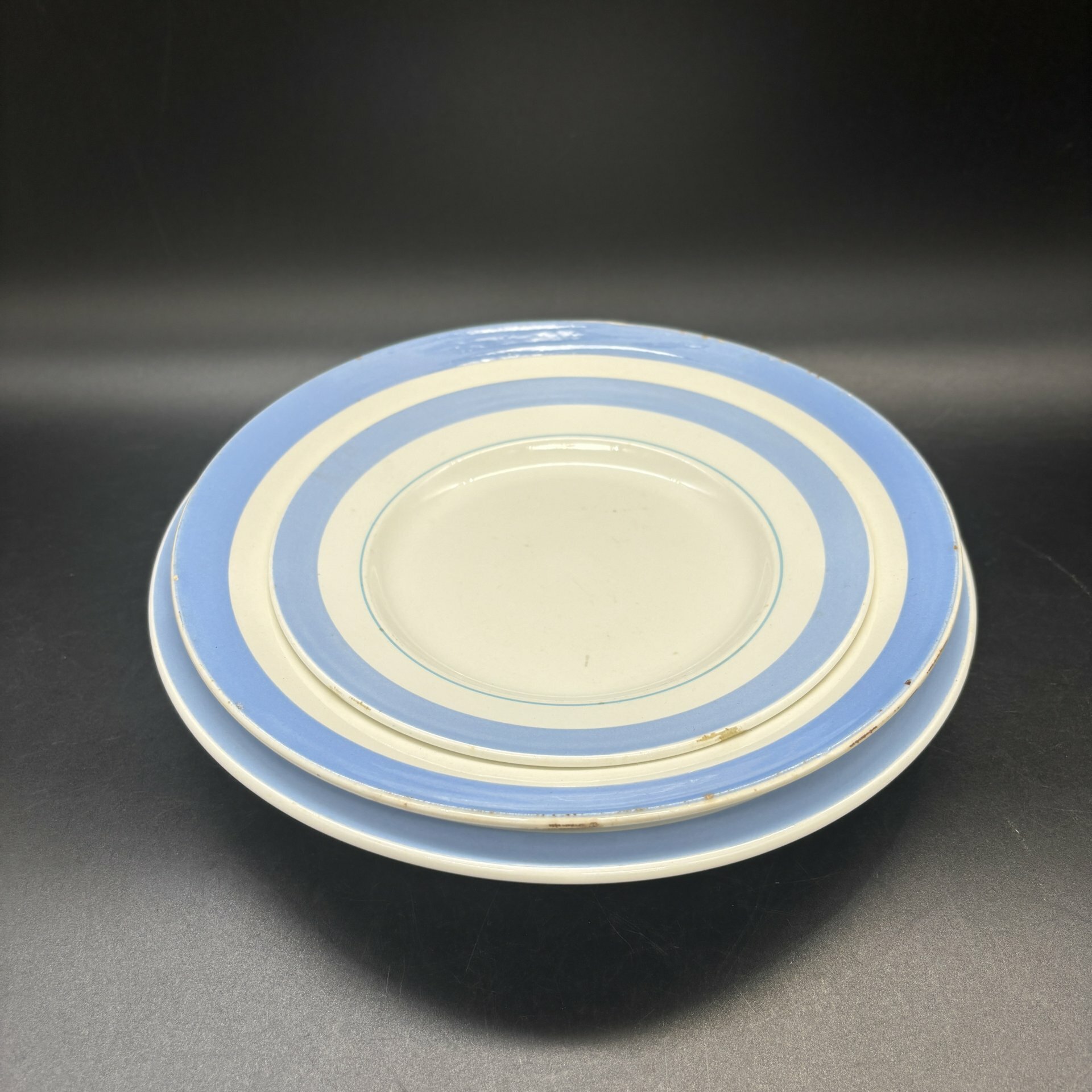 Набор из 3-х тарелок с голубой каймой (в подборе), фаянс