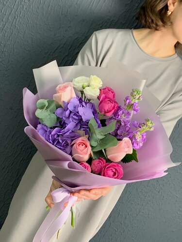 Изображение товара Ароматный букет живых цветов из роз, гортензии, маттиолы и эустомы в дизайнерской упаковке.