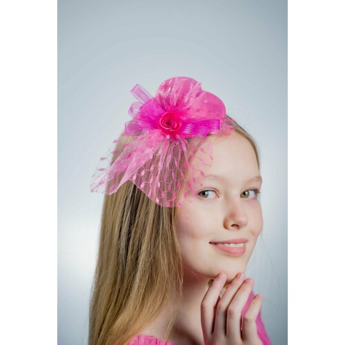 фото Шляпка на заколке карнавальная для праздника с вуалью и розой розовая бантами