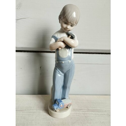 Статуэтка Lladro Мальчик с молотком. Испания