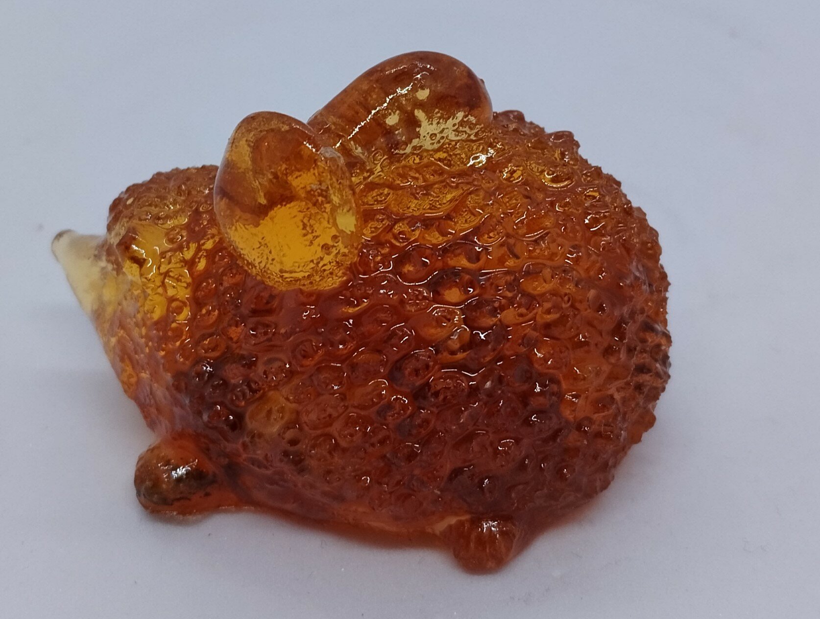 Янтарная фигурка "Ёжик с грибом " — фото 1