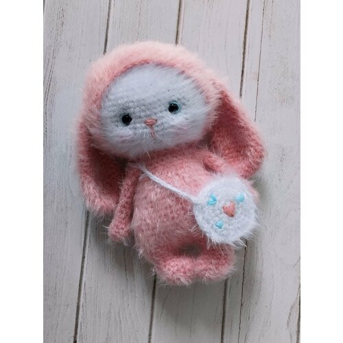 Вязаный пушистый зайчик