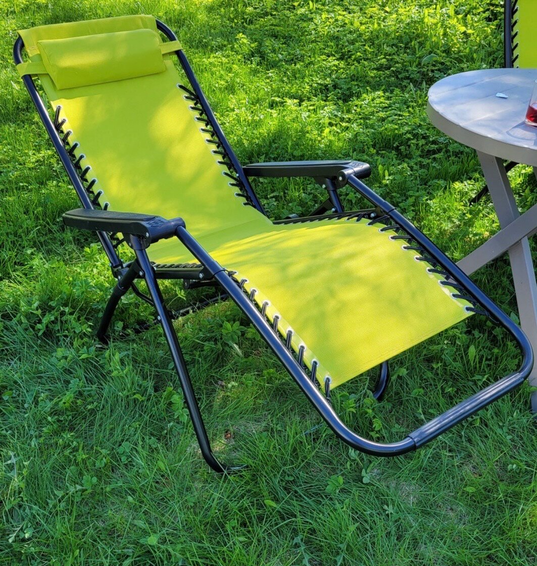 фото Кресло-шезлонг раскладной для дачи и сада. Тканевый шезлонг для отдыха