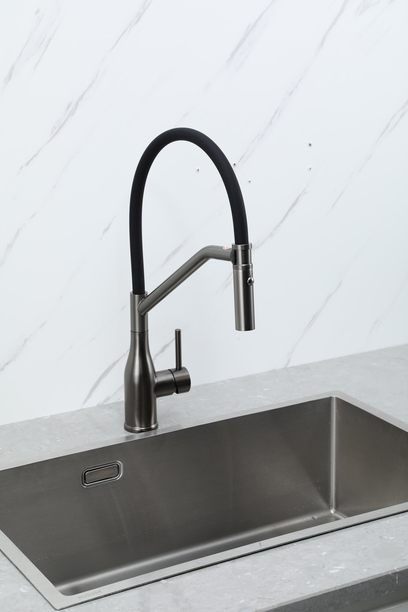 Смеситель для кухни Gappo G4098-19 с гибким изливом, латунь, оружейная сталь