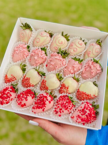 Изображение товара Подарочный набор клубника в шоколаде “Kiss”, подарок любимой девушке, в подарочной упаковке,16-25 шт