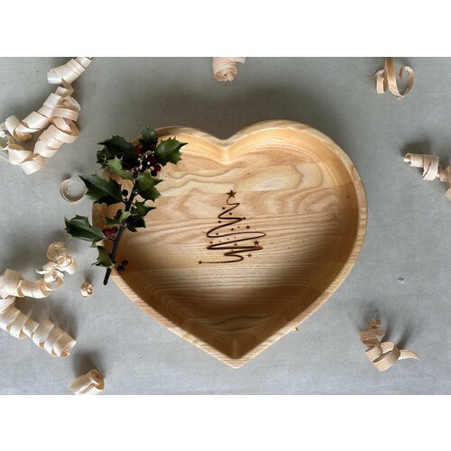 Поднос из массива ясеня в форме сердца Большой (L) 26,5*29,5*4,5 см, серия Новый год