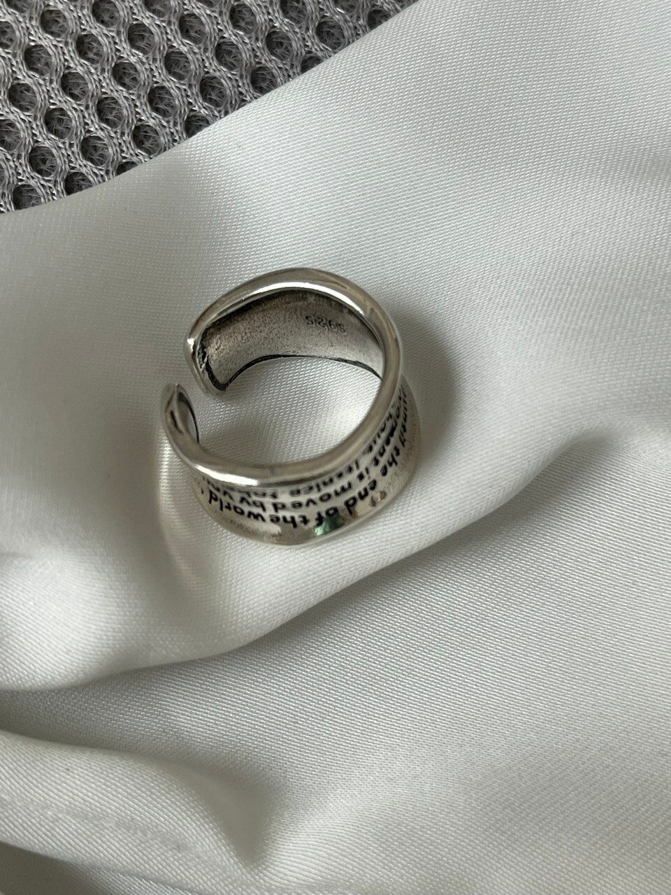 Кольцо Незамкнутое кольцо с гравировкой