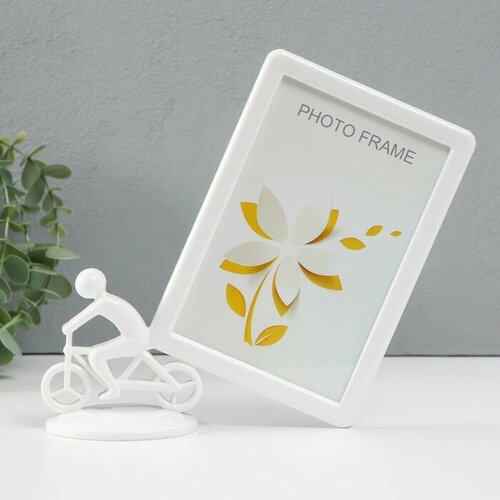 Фоторамка пластик 10х15 см Велосипедист белый 17х8х20 см 1490₽