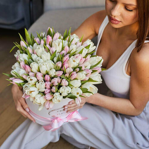Букет живых цветов, бело-розовые тюльпаны 101 шт.