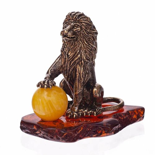 Статуэтка на янтаре Лев с шаром 6 х 7 см