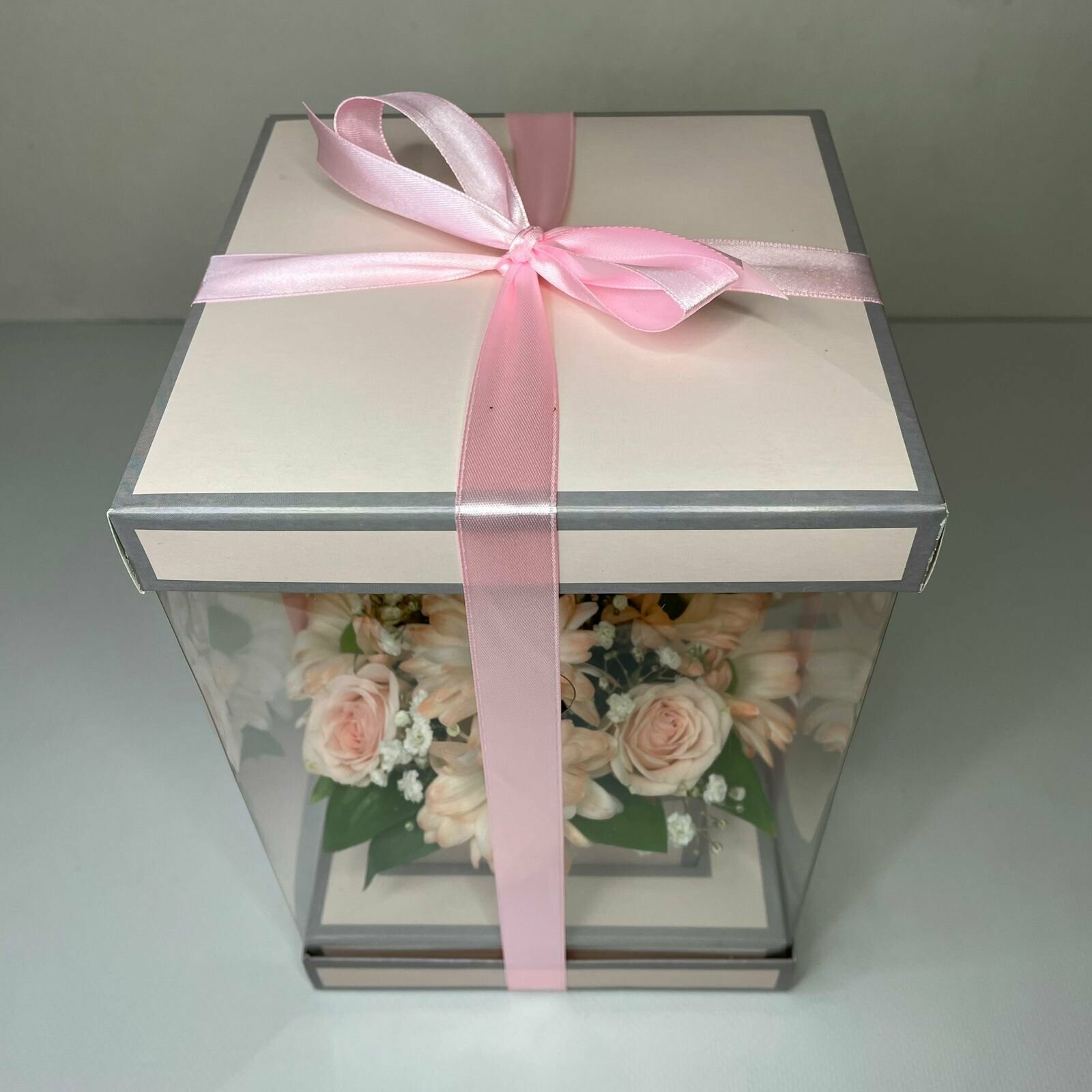 Роза и хризантема Бакарди в подарочной коробке Персик