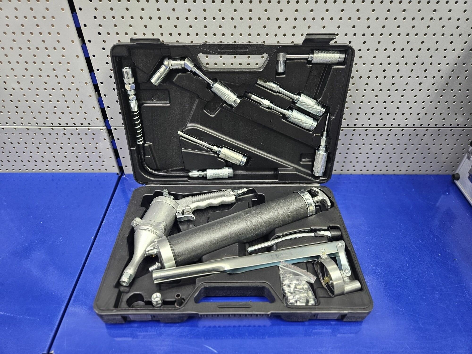 фото Шприц профессиональный плунжерный пневматический с поворотом рукоятки и насадками в кейсе, 400 мл NORDBERG