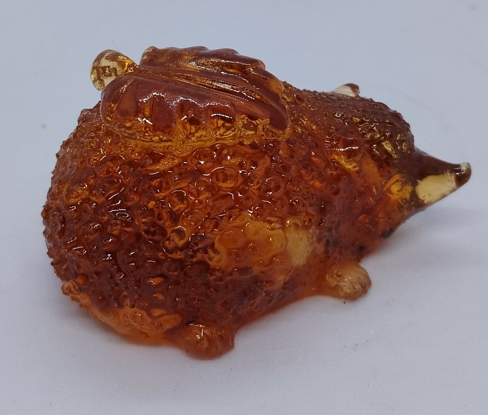 Янтарная фигурка "Ёжик с листиком " — фото 1