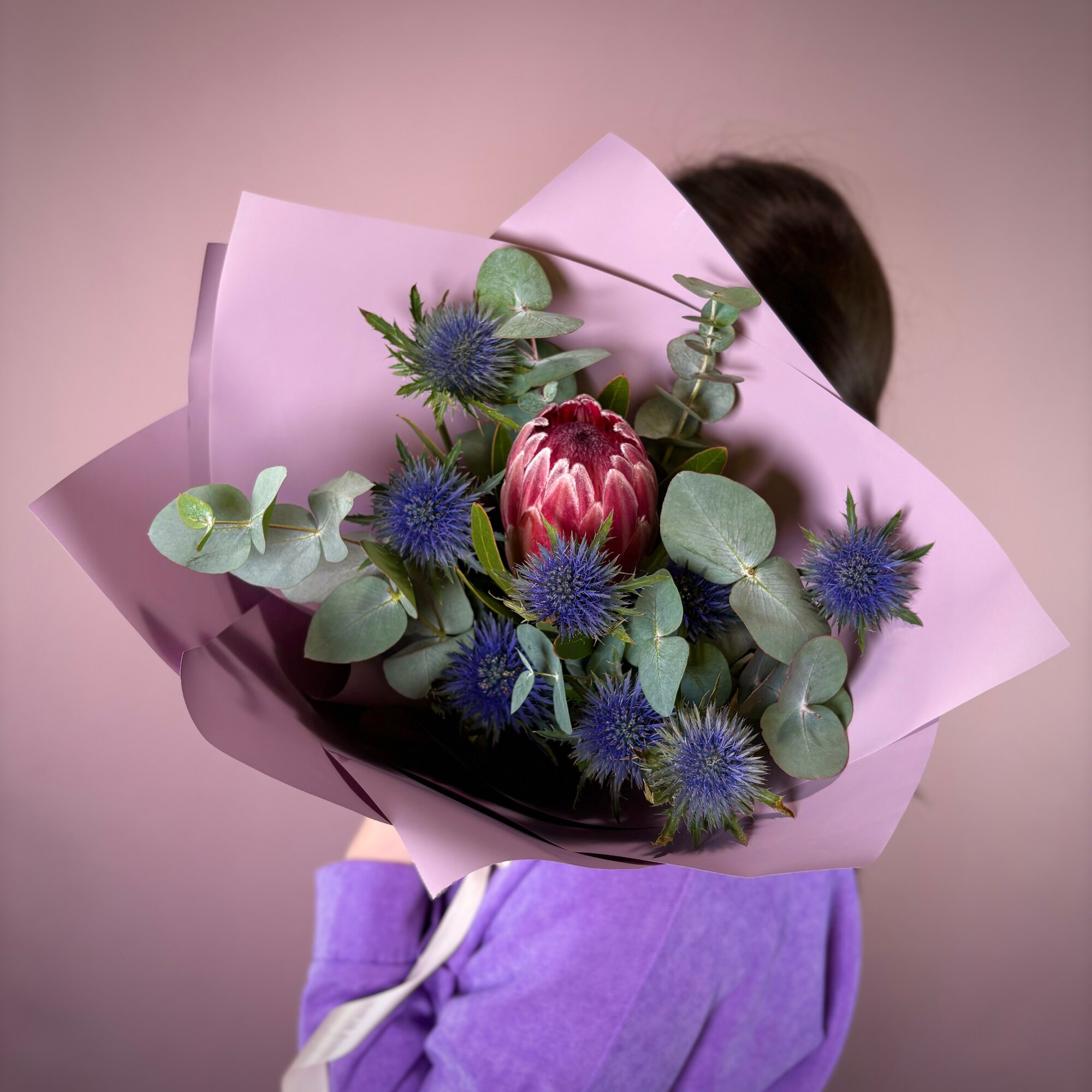 Букет живых цветов с африканской розой и эрингиумом. Scandi Flora 169 — фото 1