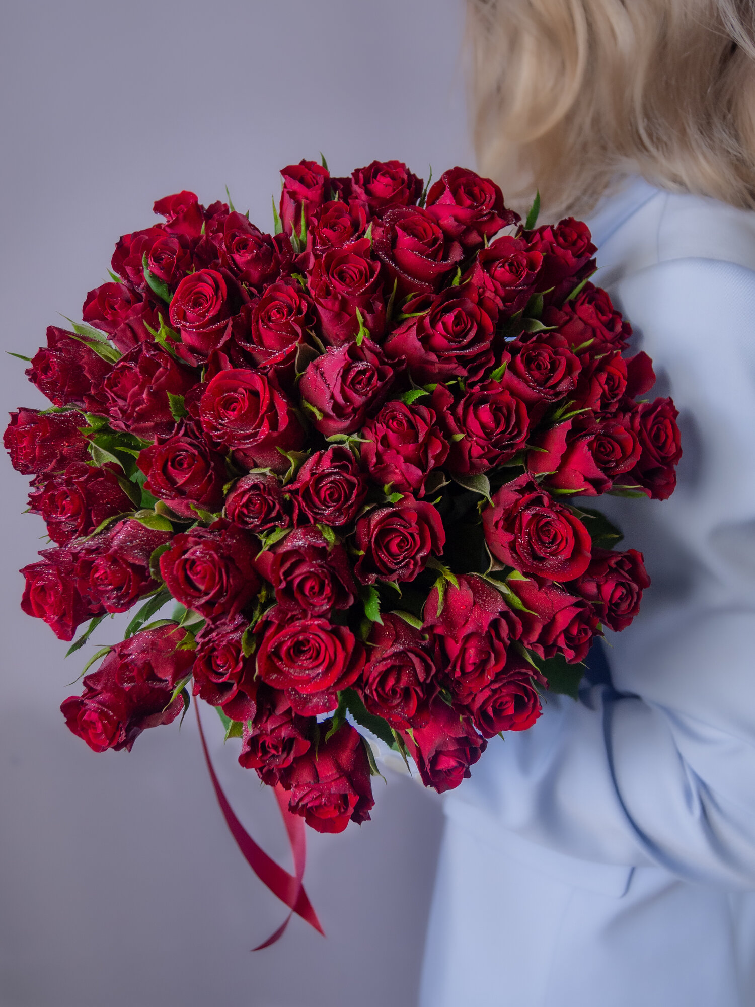 Букет живых цветов из 45 роз темно красного цвета высотой 40 см