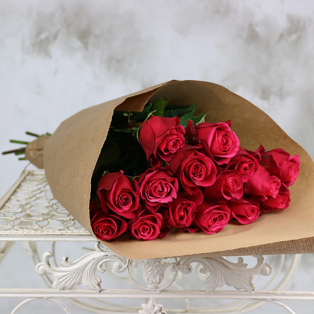 Монобукет "Малиновые розы" живые цветы 15 штук 60 см в крафт-бумаге