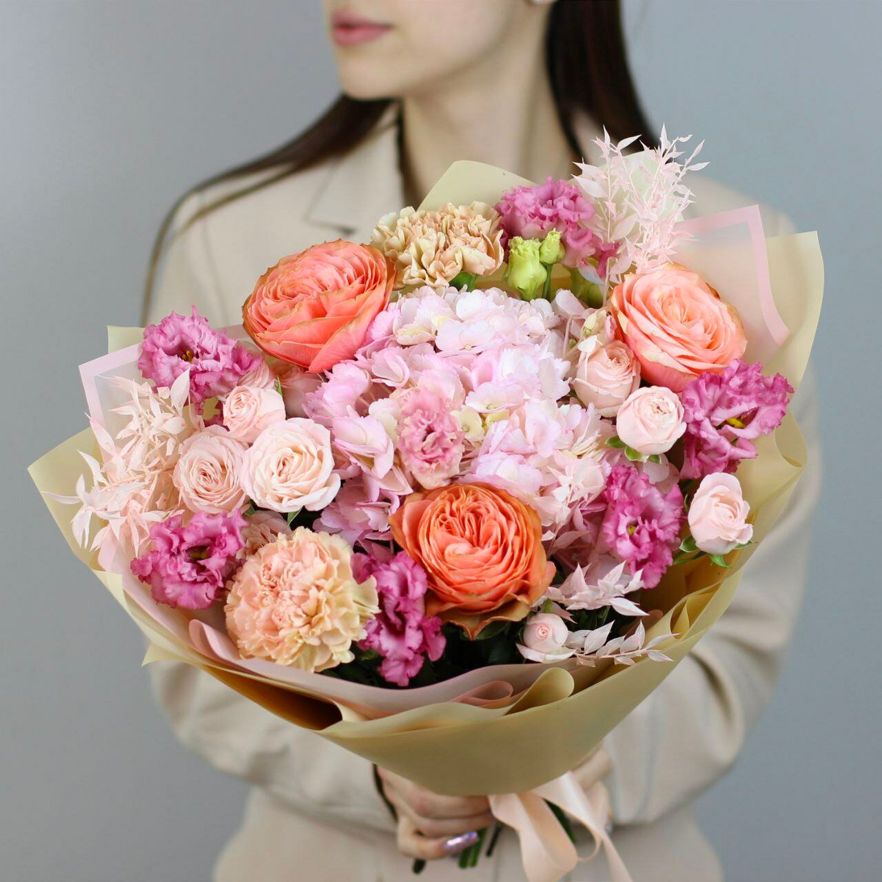 Авторский Букет цветов с пионовидными розами Кахала, Бомбастик. Букет цветов 255 Kimbirly Flowers